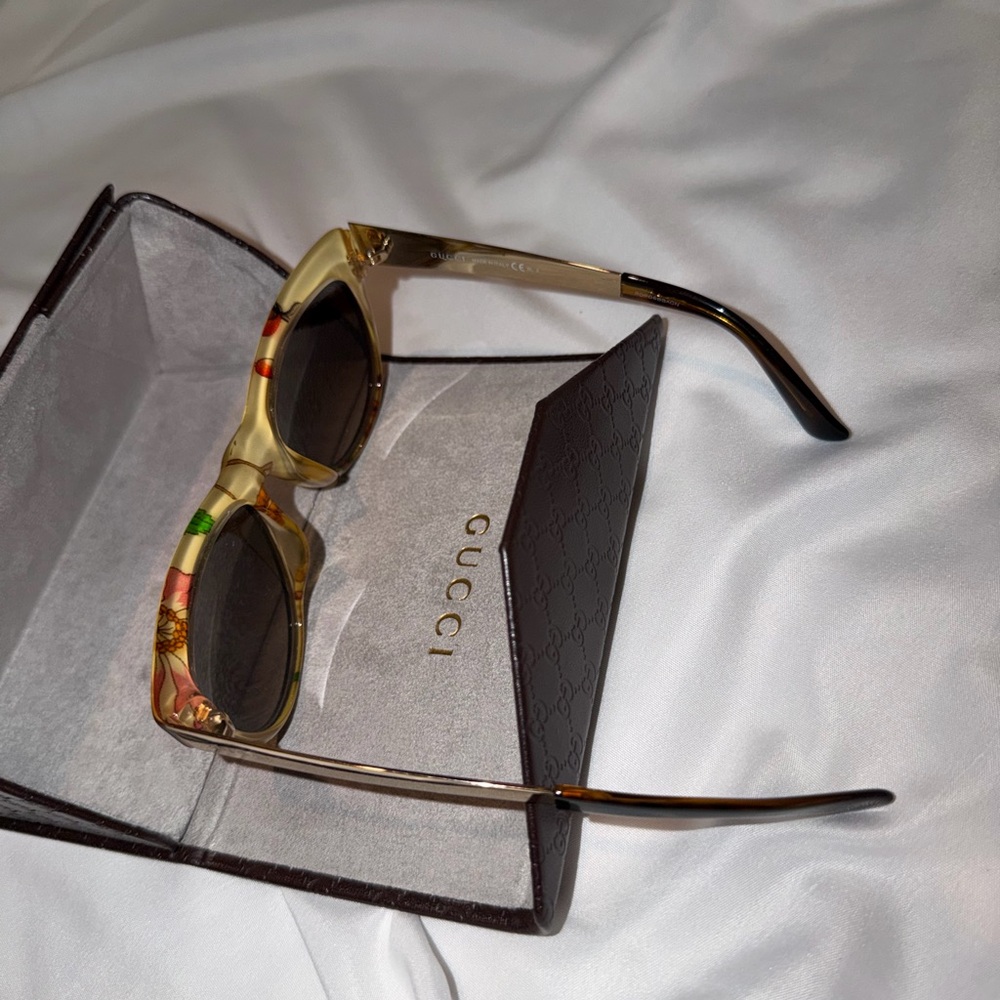 Gucci Women's Brown Tortoise Sunglasses - Picture 4 of 5